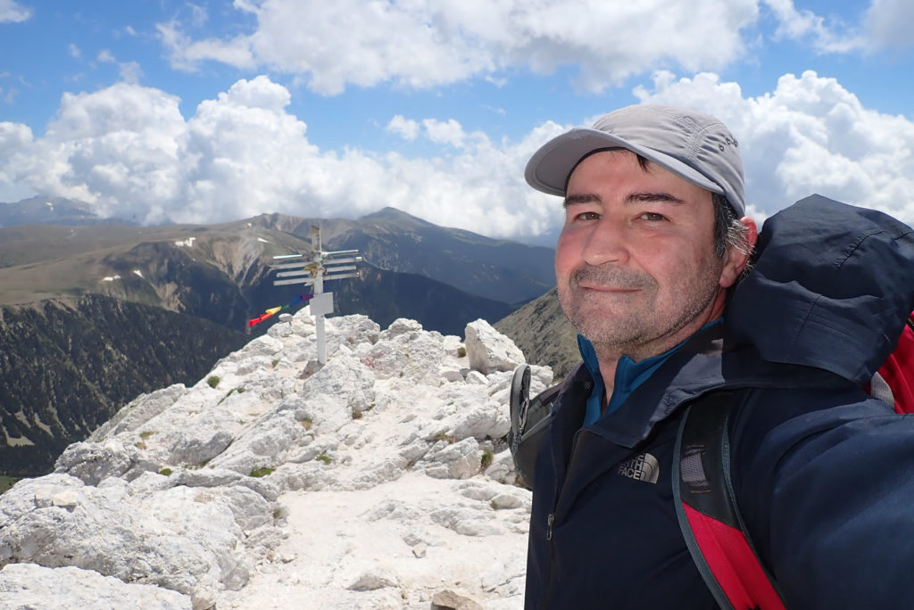 Joaquin en la cima del Gra de Fajol, 2.712 mts., en el centro al fondo Roca Colom y Costabona